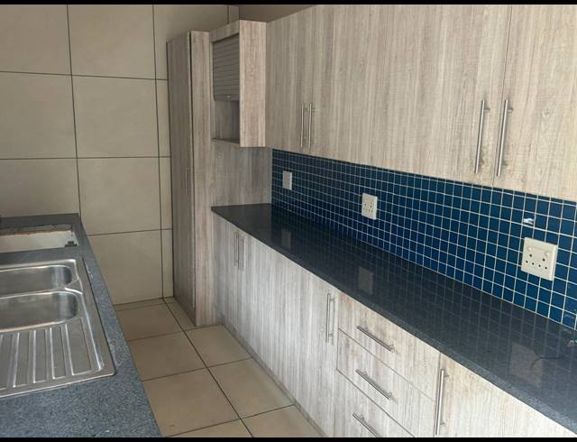 1,250M² BUSINESS TO LET IN MAPLETON